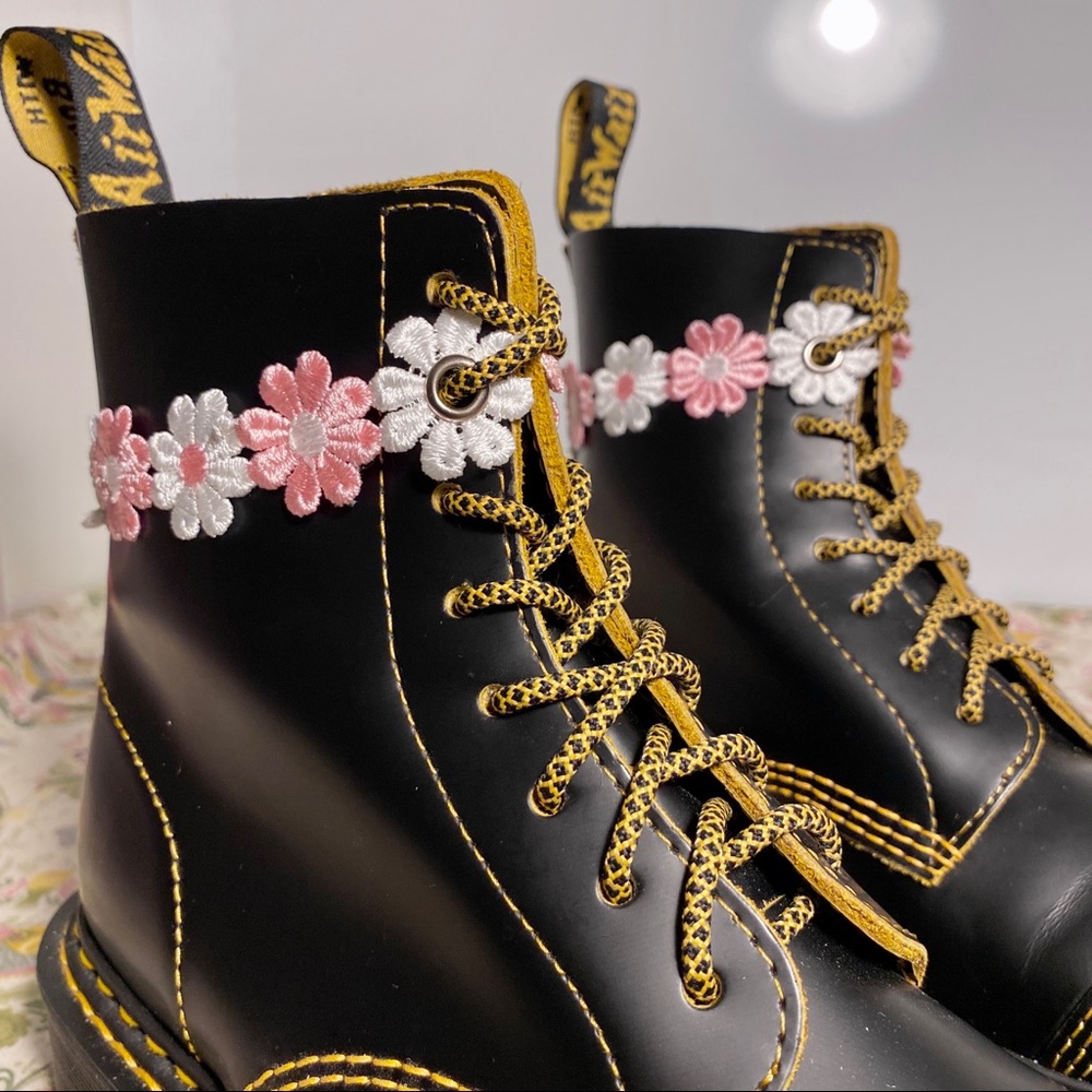 Pink & White Daisy Anklet for Boots & Skates